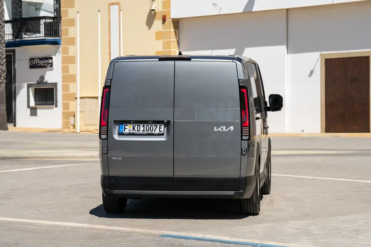 Elettronauti - Kia PV5 Cargo Long Range - Argento - Esterno - Vista anteriore a tre quarti