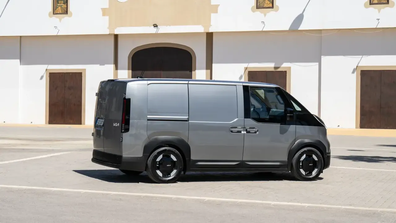 Elettronauti - Kia PV5 Cargo Long Range - Argento - Esterno - Vista anteriore a tre quarti