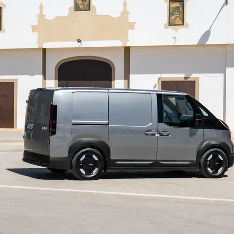 Elettronauti - Kia PV5 Cargo Long Range - Argento - Esterno - Vista anteriore a tre quarti