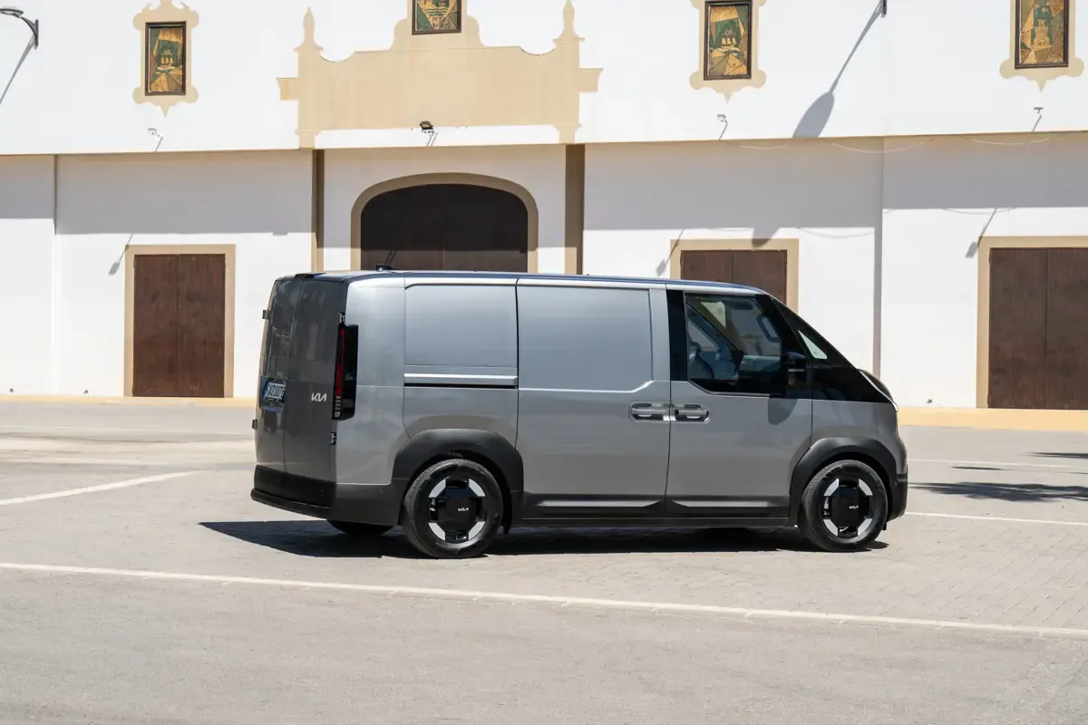 Elettronauti - Kia PV5 Cargo Long Range - Argento - Esterno - Vista anteriore a tre quarti