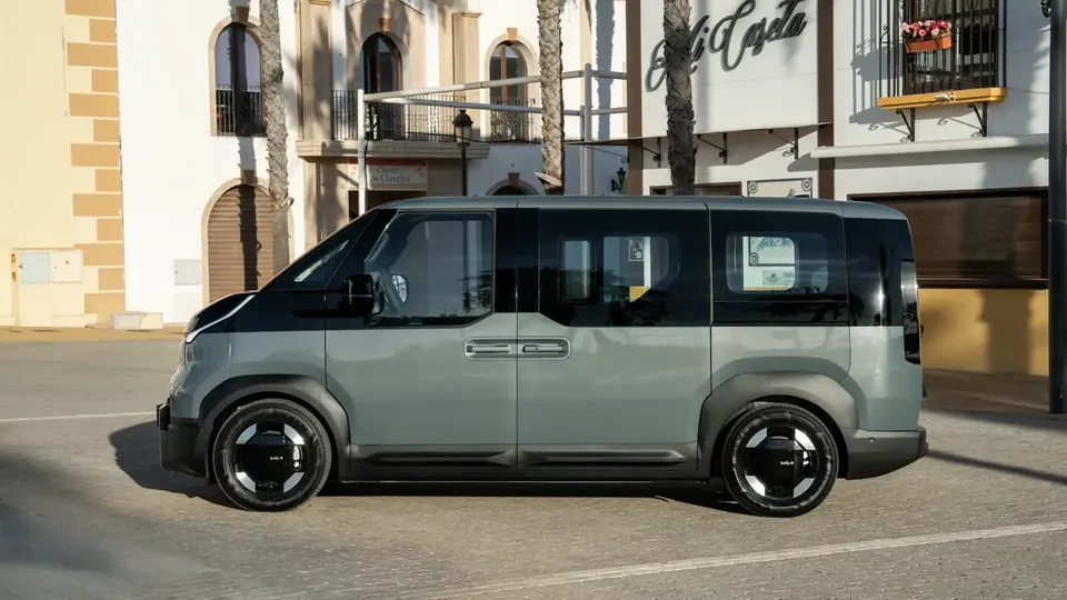 Elettronauti - Kia PV5 Passenger Standard Range - Argento - Esterno - Vista anteriore a tre quarti