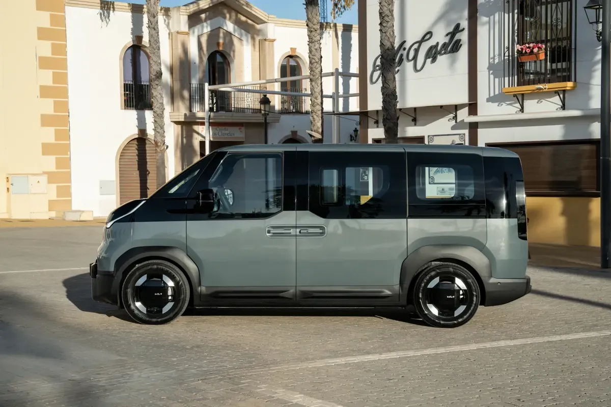 Elettronauti - Kia PV5 Passenger Standard Range - Argento - Esterno - Vista anteriore a tre quarti