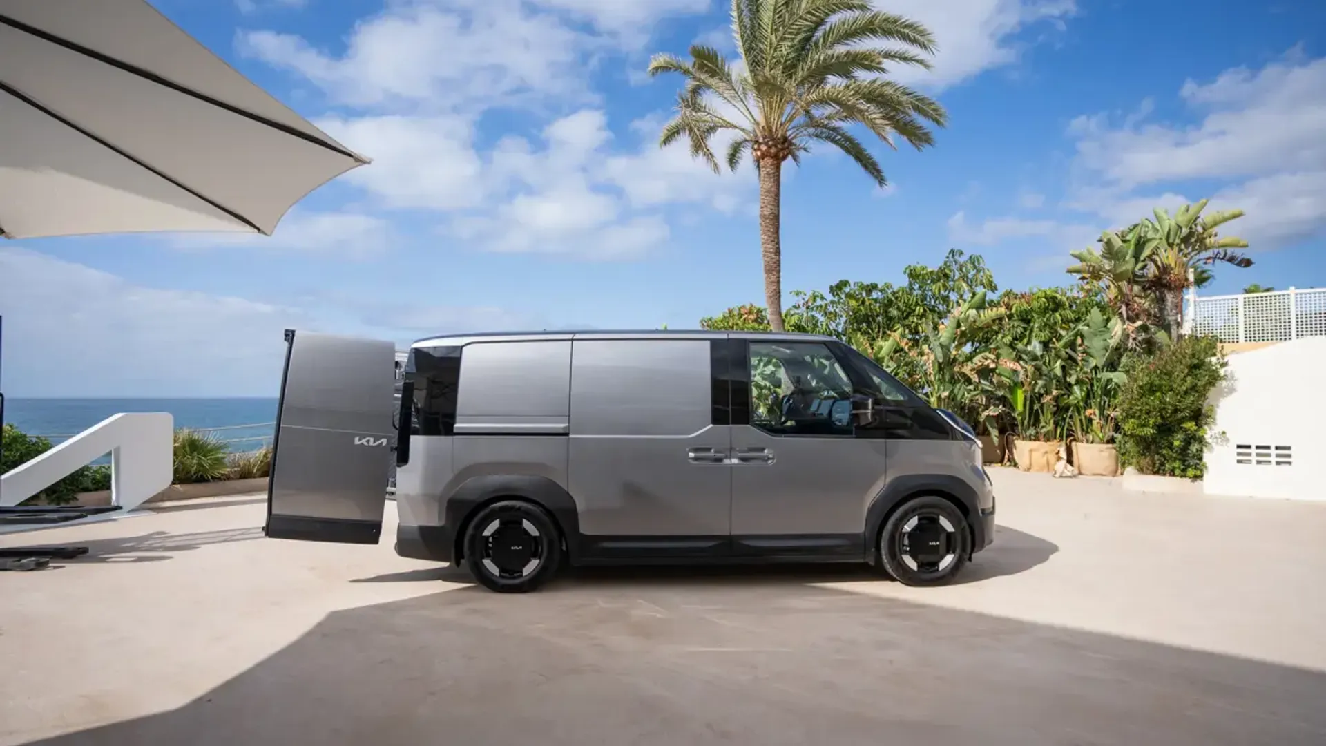 Elettronauti - Kia PV5 Cargo Long Range - Bianco - Esterno - Vista anteriore a tre quarti