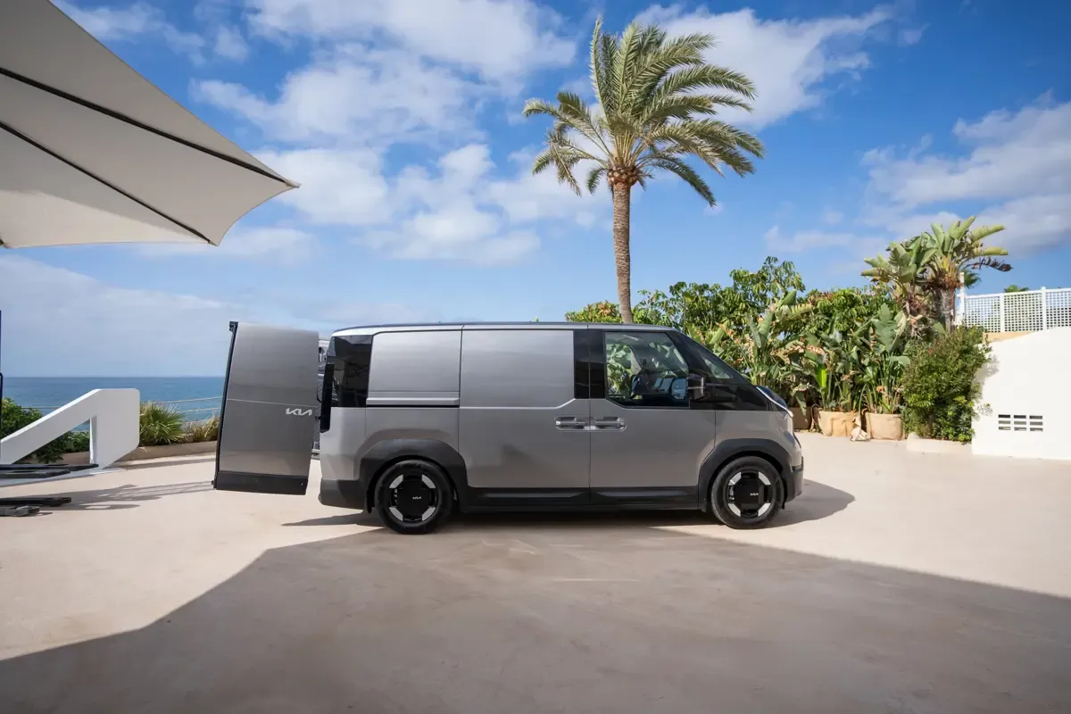 Elettronauti - Kia PV5 Cargo Long Range - Bianco - Esterno - Vista anteriore a tre quarti