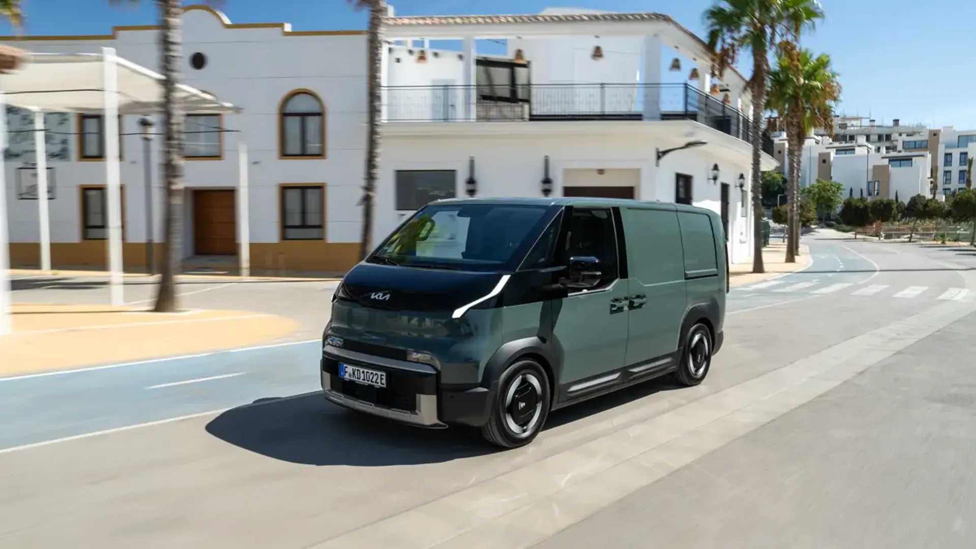 Elettronauti - Kia PV5 Cargo Long Range - Bianco - Esterno - Vista anteriore a tre quarti