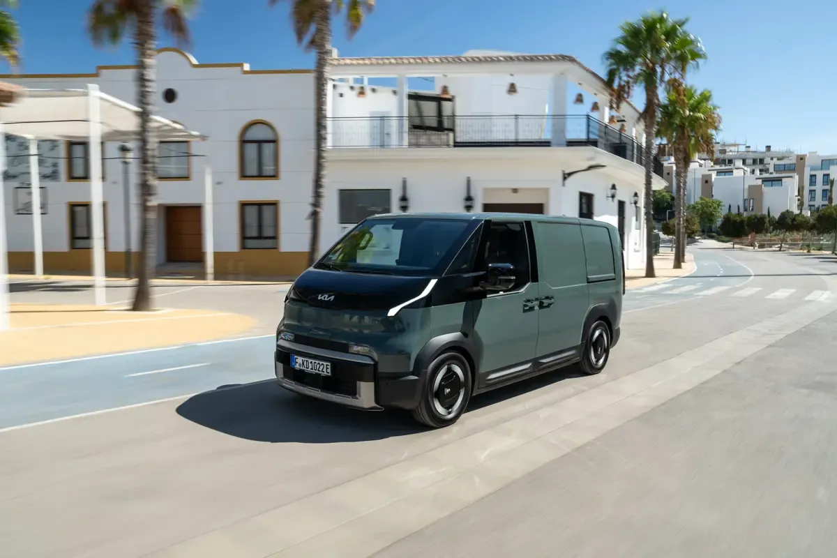 Elettronauti - Kia PV5 Cargo Long Range - Bianco - Esterno - Vista anteriore a tre quarti