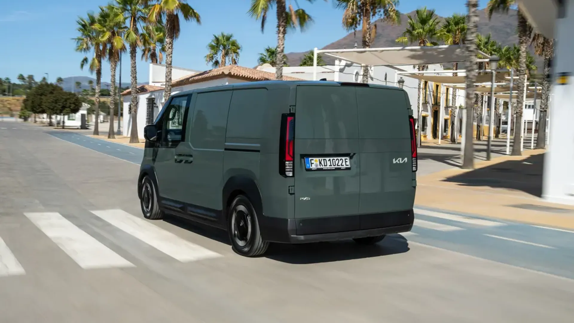 Elettronauti - Kia PV5 Cargo Long Range - Bianco - Esterno - Vista anteriore a tre quarti