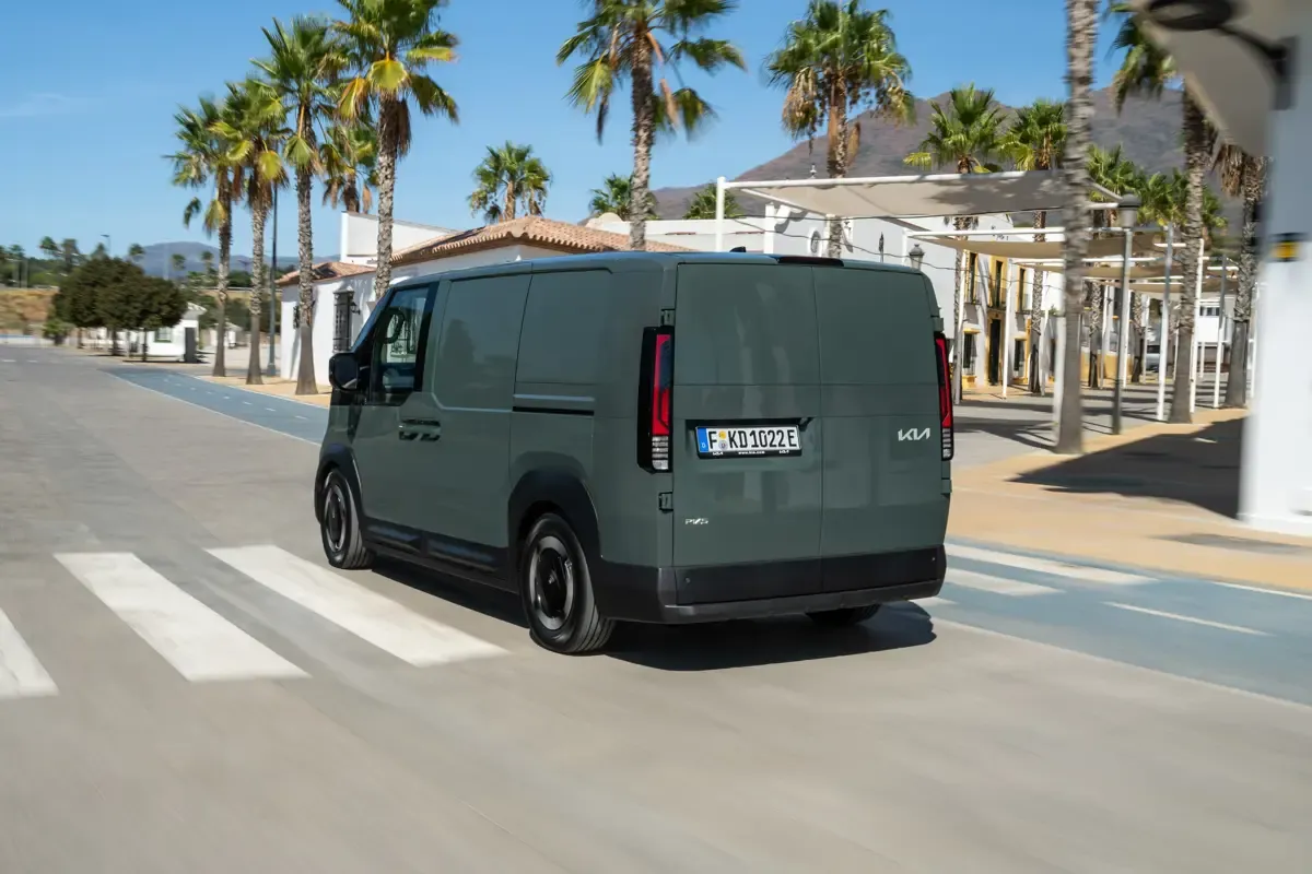 Elettronauti - Kia PV5 Cargo Long Range - Bianco - Esterno - Vista anteriore a tre quarti