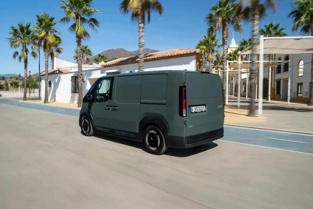 Elettronauti - Kia PV5 Cargo Long Range - Bianco - Esterno - Vista anteriore a tre quarti
