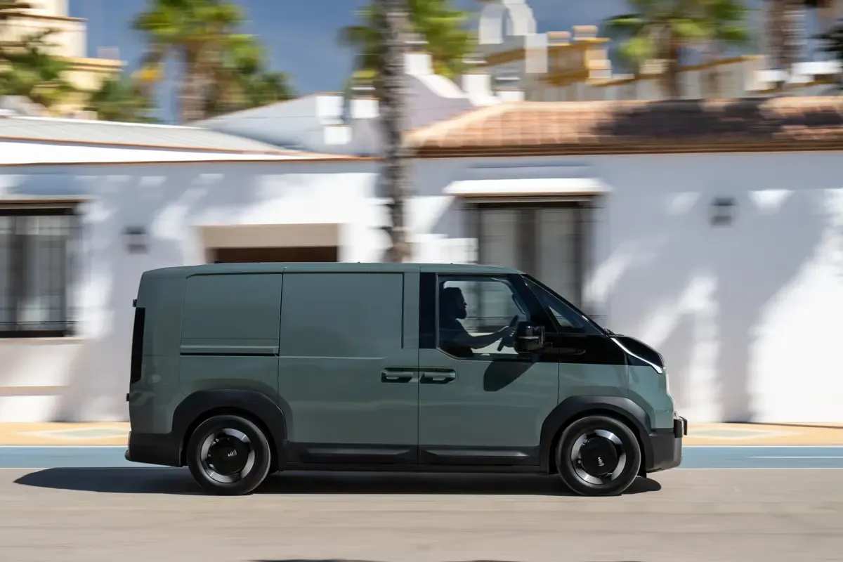 Elettronauti - Kia PV5 Cargo Long Range - Bianco - Esterno - Vista anteriore a tre quarti