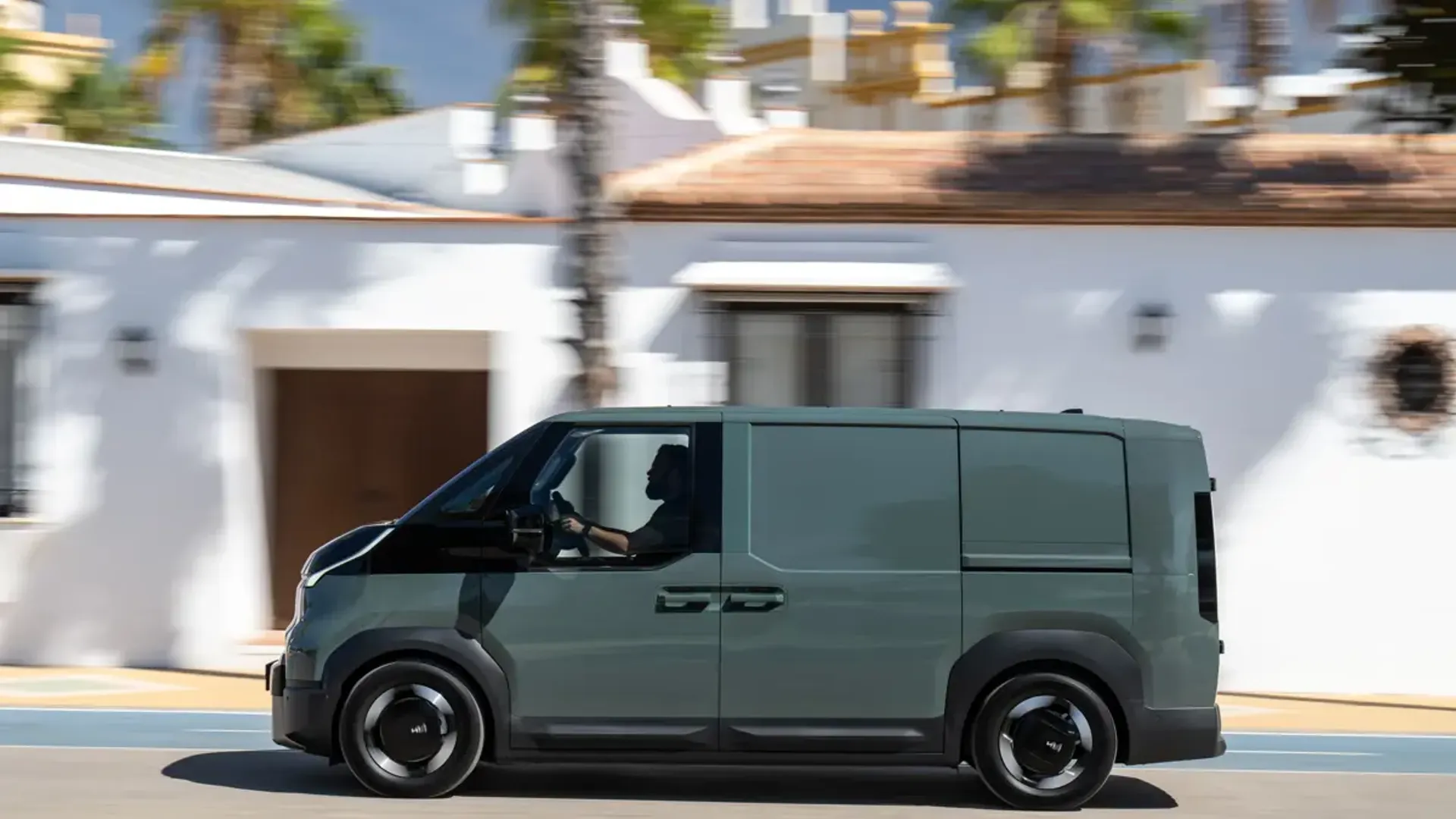 Elettronauti - Kia PV5 Cargo Long Range - Bianco - Esterno - Vista anteriore a tre quarti