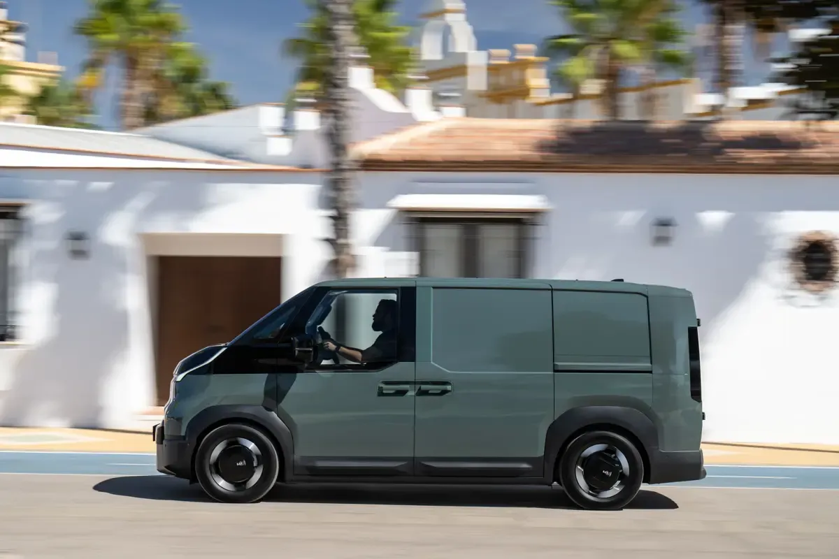 Elettronauti - Kia PV5 Cargo Long Range - Bianco - Esterno - Vista anteriore a tre quarti