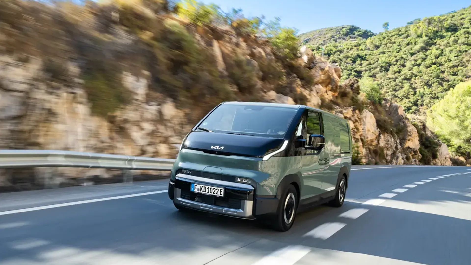 Elettronauti - Kia PV5 Cargo Long Range - Bianco - Esterno - Vista anteriore a tre quarti