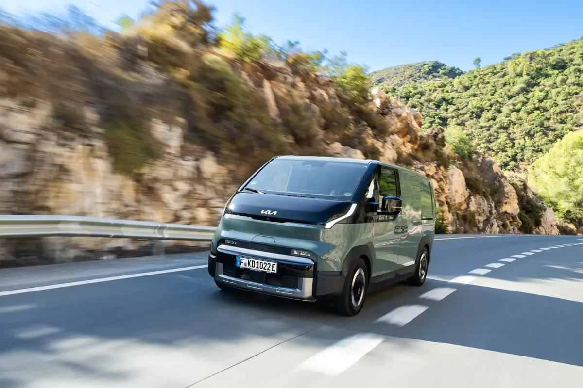 Elettronauti - Kia PV5 Cargo Long Range - Bianco - Esterno - Vista anteriore a tre quarti