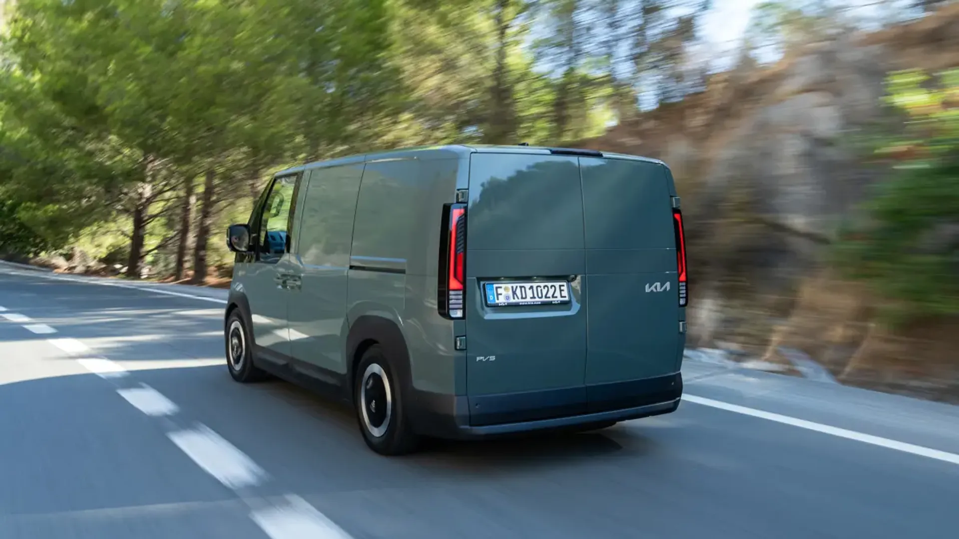 Elettronauti - Kia PV5 Cargo Long Range - Bianco - Esterno - Vista anteriore a tre quarti