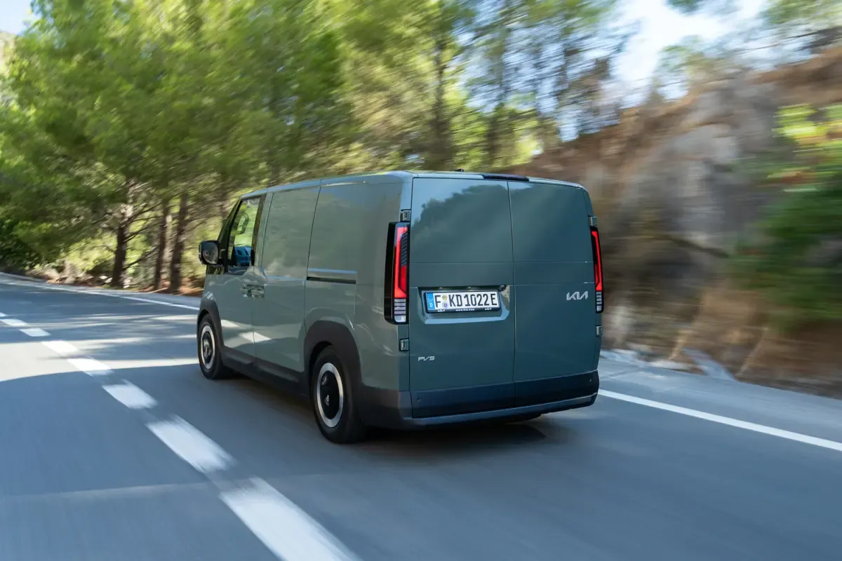 Elettronauti - Kia PV5 Cargo Long Range - Bianco - Esterno - Vista anteriore a tre quarti