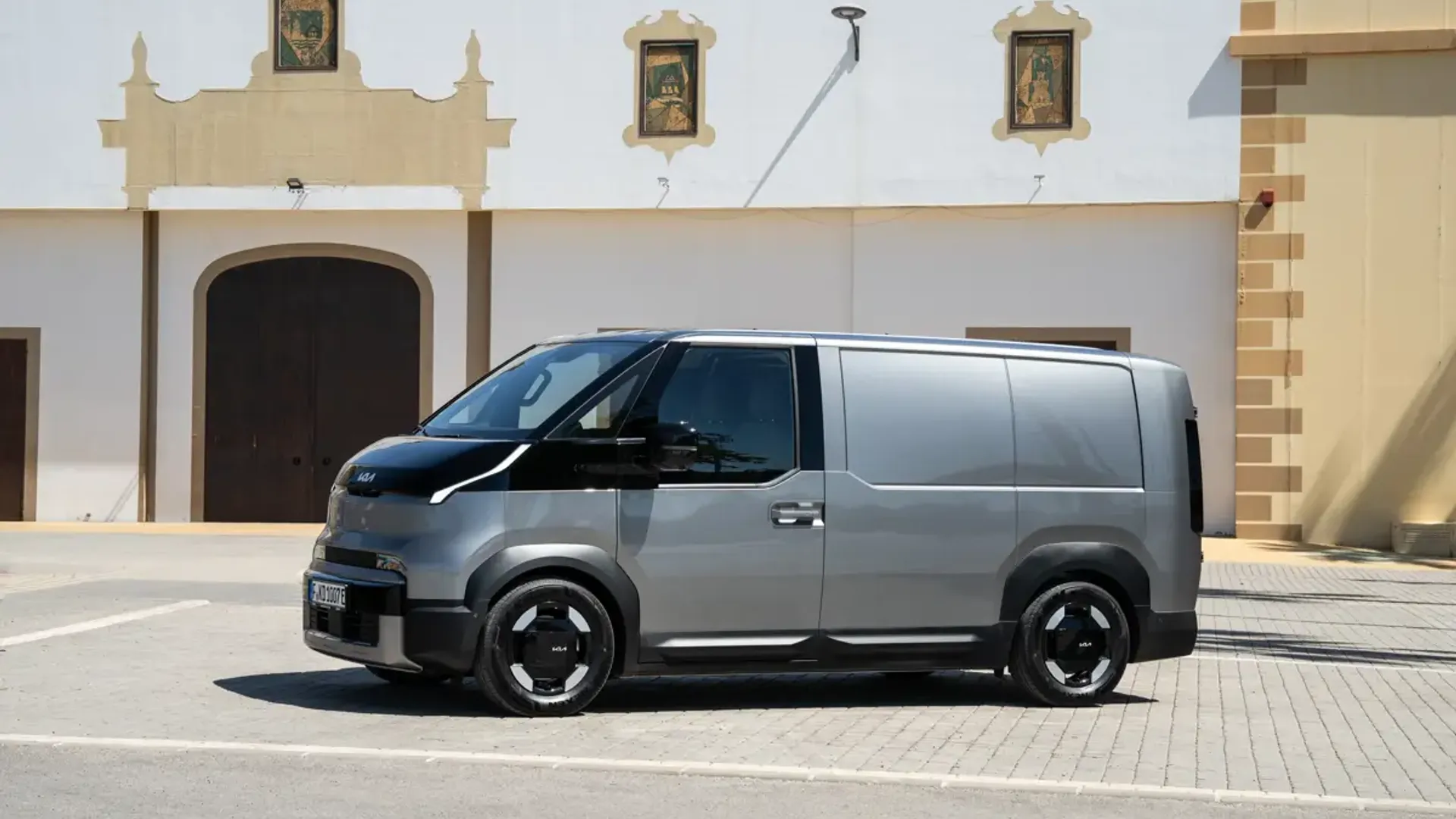 Elettronauti - Kia PV5 Cargo Long Range - Bianco - Esterno - Vista anteriore a tre quarti