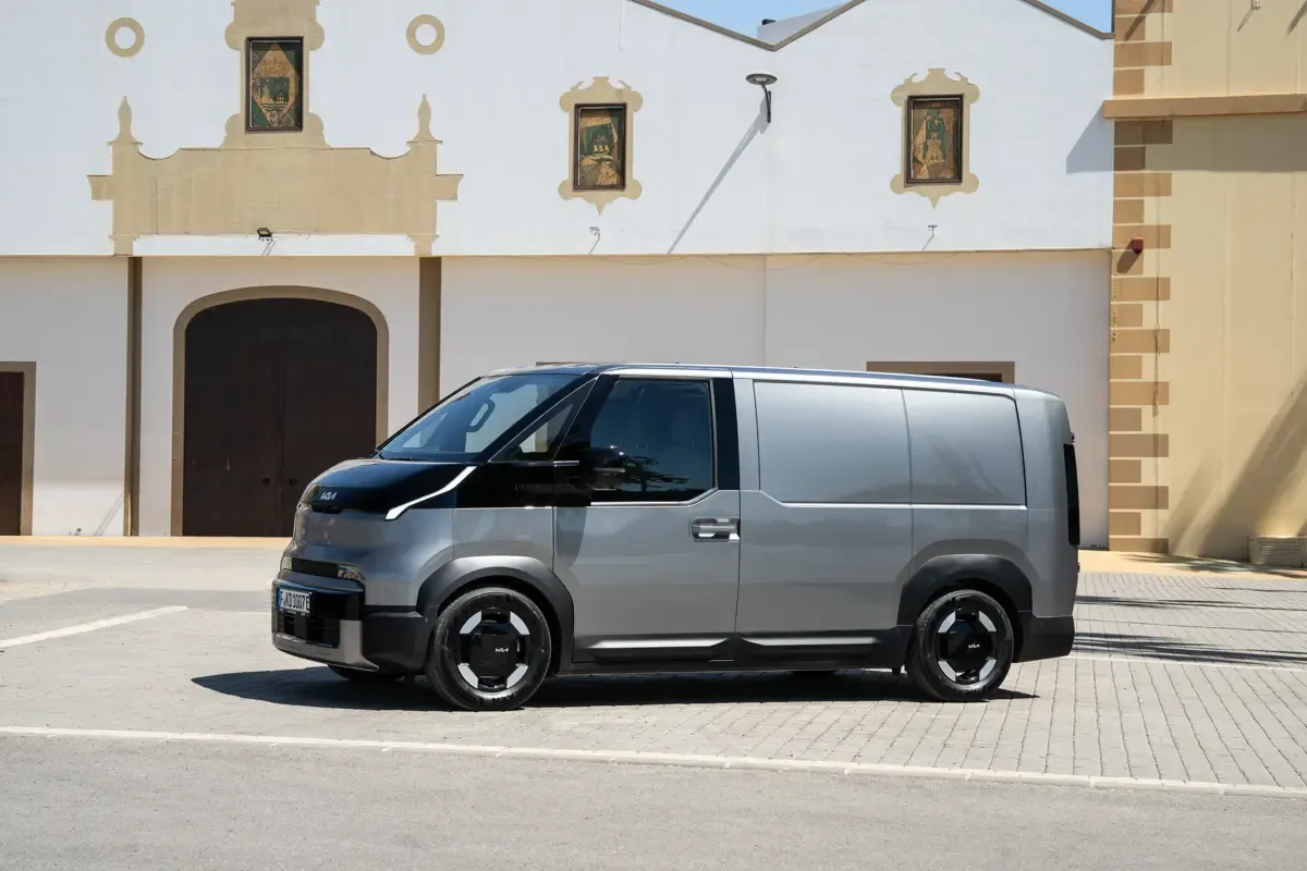 Elettronauti - Kia PV5 Cargo Long Range - Bianco - Esterno - Vista anteriore a tre quarti