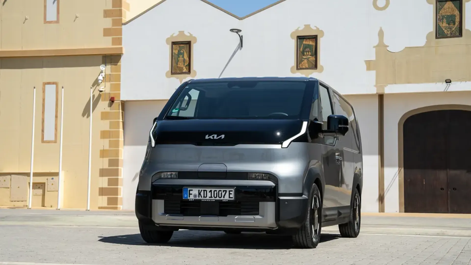 Elettronauti - Kia PV5 Cargo Long Range - Bianco - Esterno - Vista anteriore a tre quarti