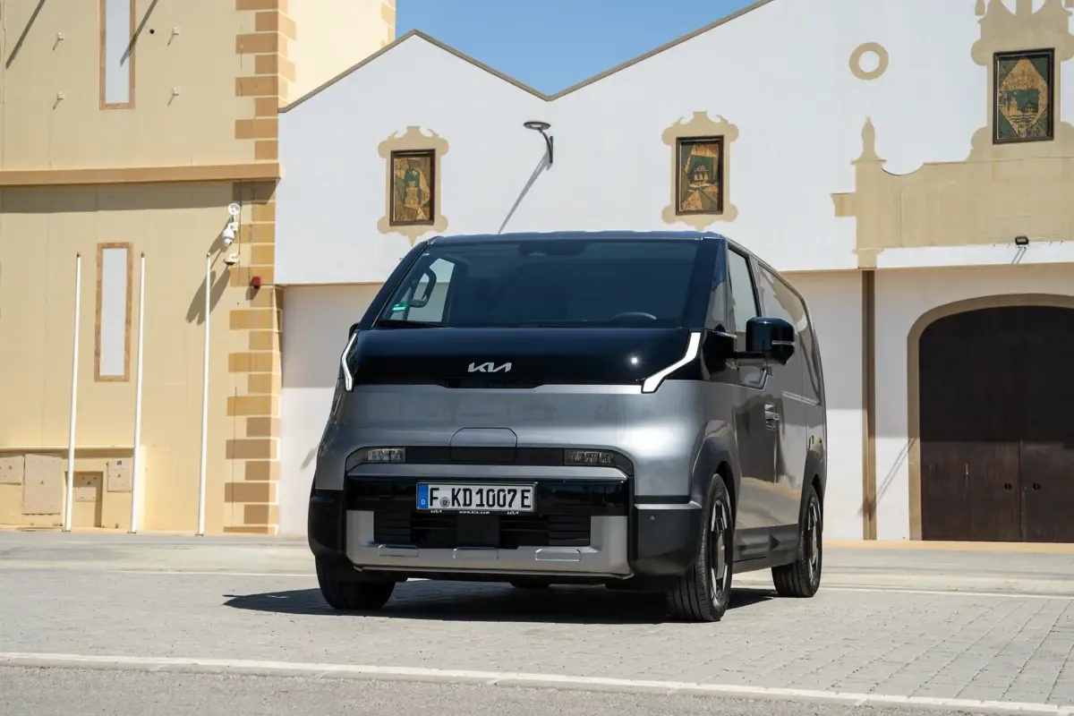 Elettronauti - Kia PV5 Cargo Long Range - Bianco - Esterno - Vista anteriore a tre quarti