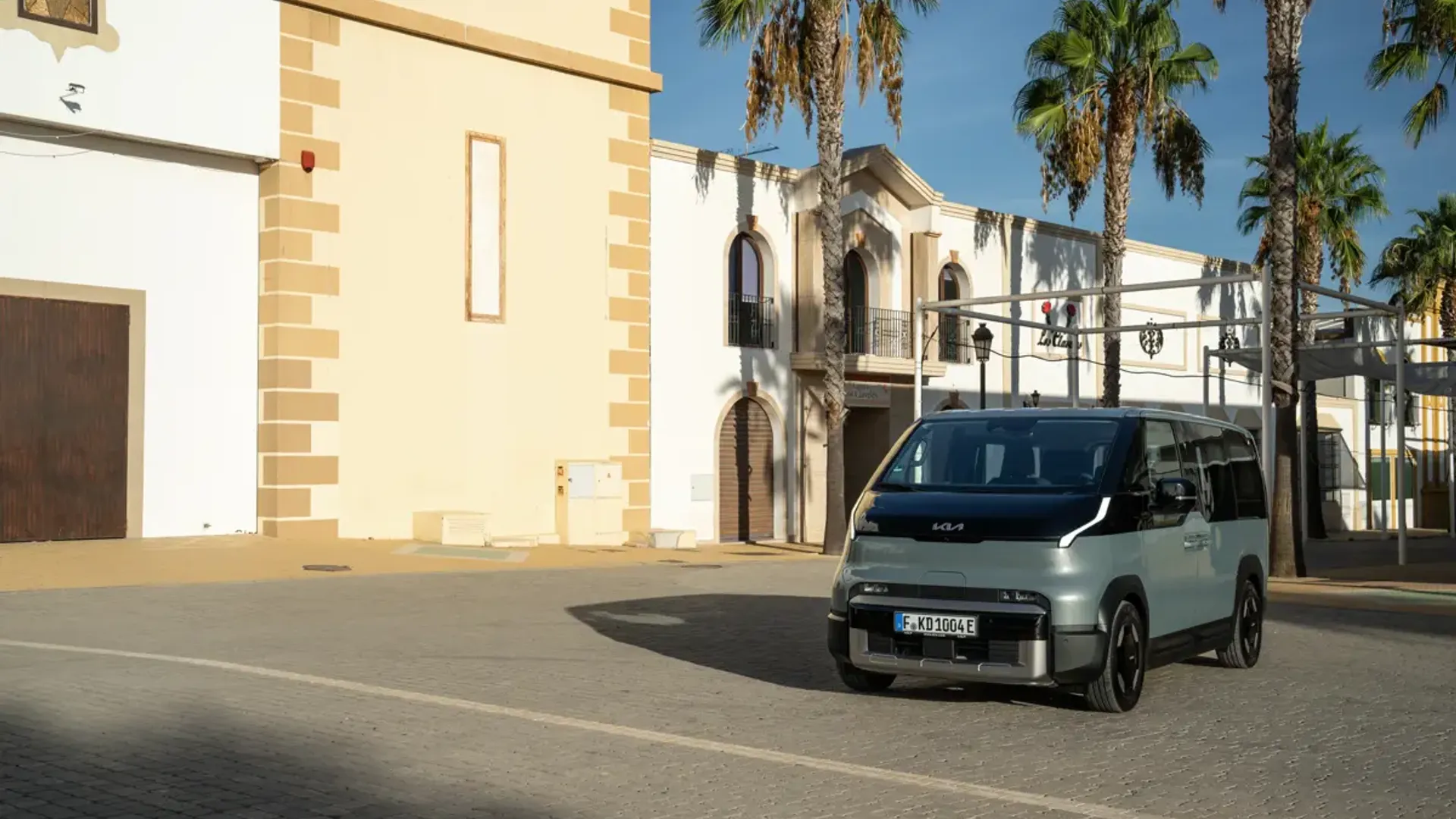 Elettronauti - Kia PV5 Passenger Standard Range - Bianco - Esterno - Vista anteriore a tre quarti