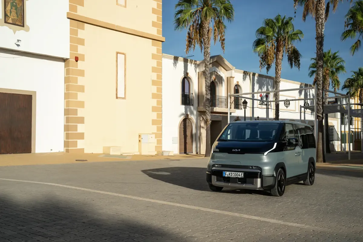 Elettronauti - Kia PV5 Passenger Standard Range - Bianco - Esterno - Vista anteriore a tre quarti