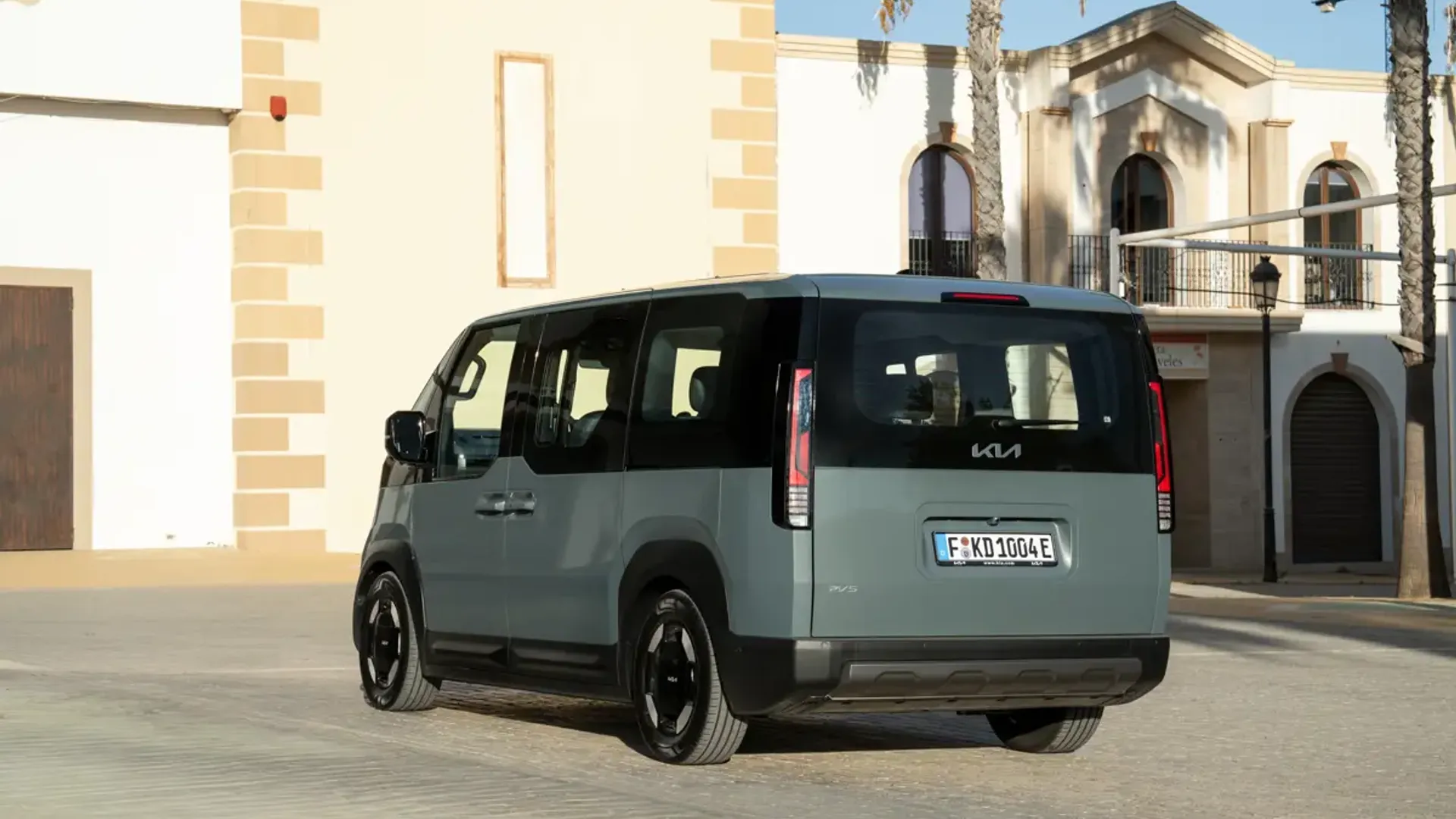 Elettronauti - Kia PV5 Passenger Standard Range - Bianco - Esterno - Vista anteriore a tre quarti
