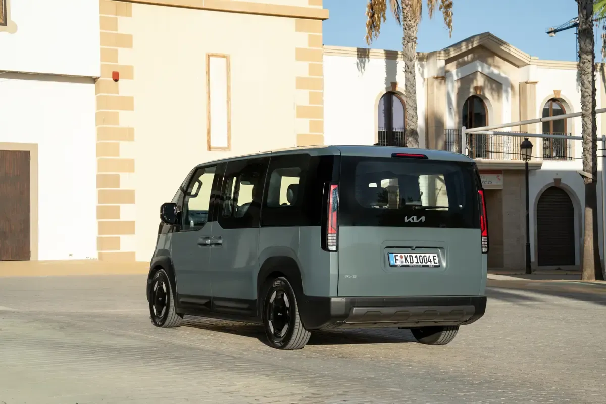 Elettronauti - Kia PV5 Passenger Standard Range - Bianco - Esterno - Vista anteriore a tre quarti