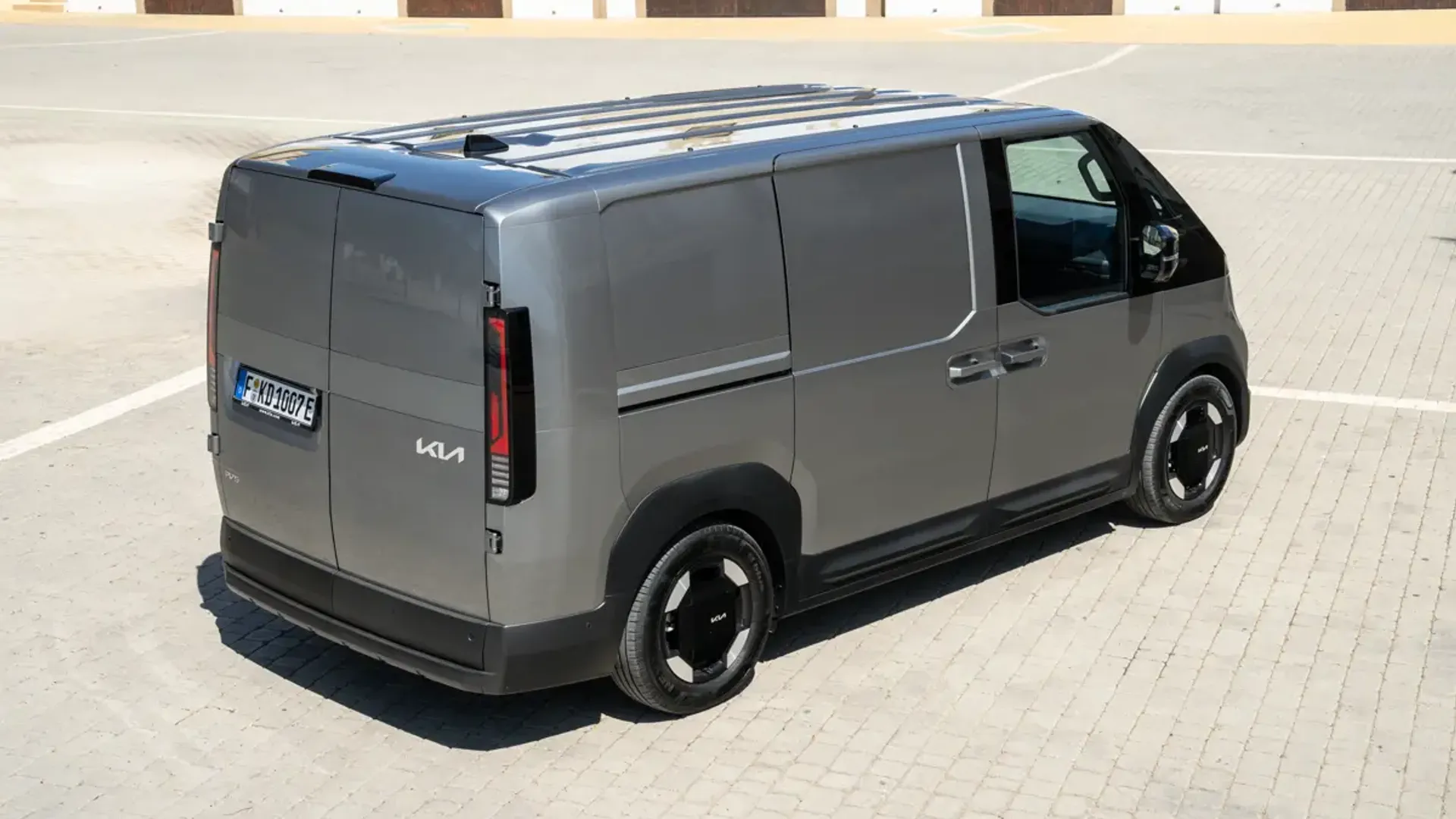 Elettronauti - Kia PV5 Cargo Long Range - Bianco - Esterno - Vista anteriore a tre quarti
