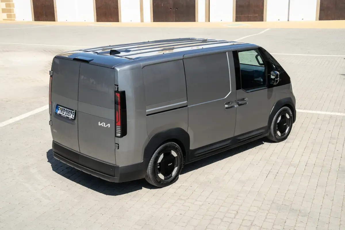 Elettronauti - Kia PV5 Cargo Long Range - Bianco - Esterno - Vista anteriore a tre quarti