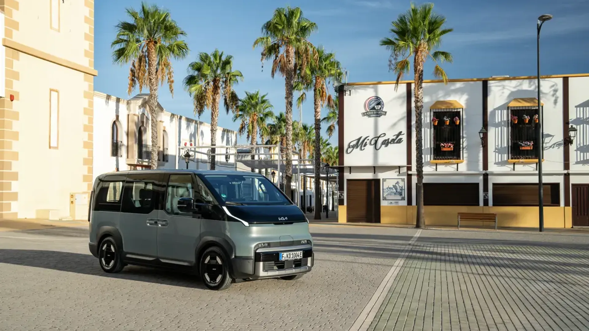 Elettronauti - Kia PV5 Passenger Standard Range - Bianco - Esterno - Vista anteriore a tre quarti