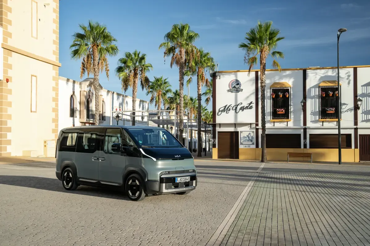 Elettronauti - Kia PV5 Passenger Standard Range - Bianco - Esterno - Vista anteriore a tre quarti