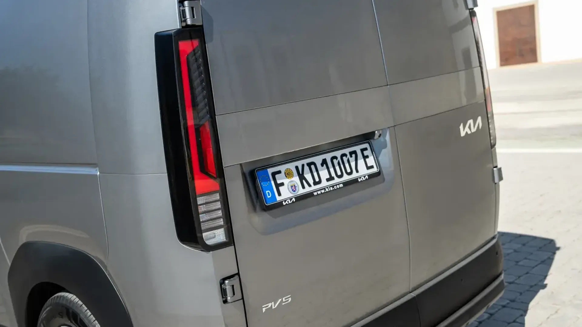 Elettronauti - Kia PV5 Cargo Long Range - Bianco - Esterno - Vista anteriore a tre quarti
