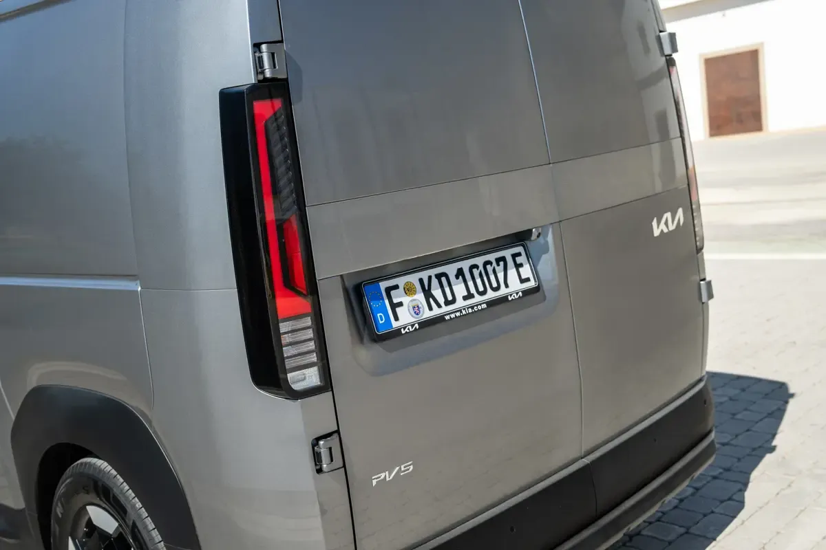 Elettronauti - Kia PV5 Cargo Long Range - Bianco - Esterno - Vista anteriore a tre quarti
