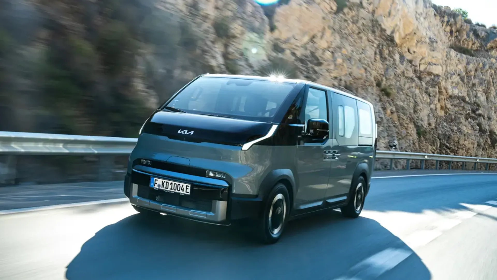 Elettronauti - Kia PV5 Passenger Standard Range - Giallo - Esterno - Vista anteriore a tre quarti