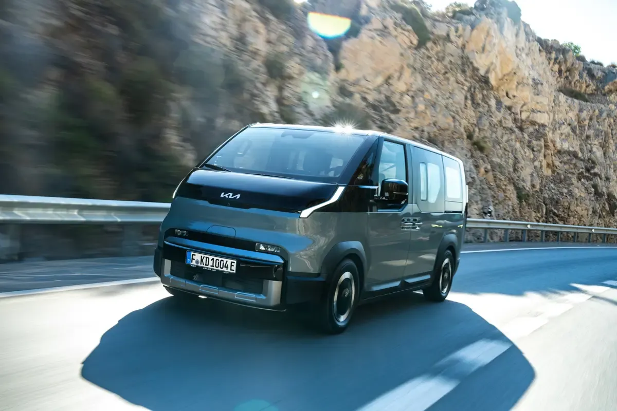 Elettronauti - Kia PV5 Passenger Standard Range - Giallo - Esterno - Vista anteriore a tre quarti