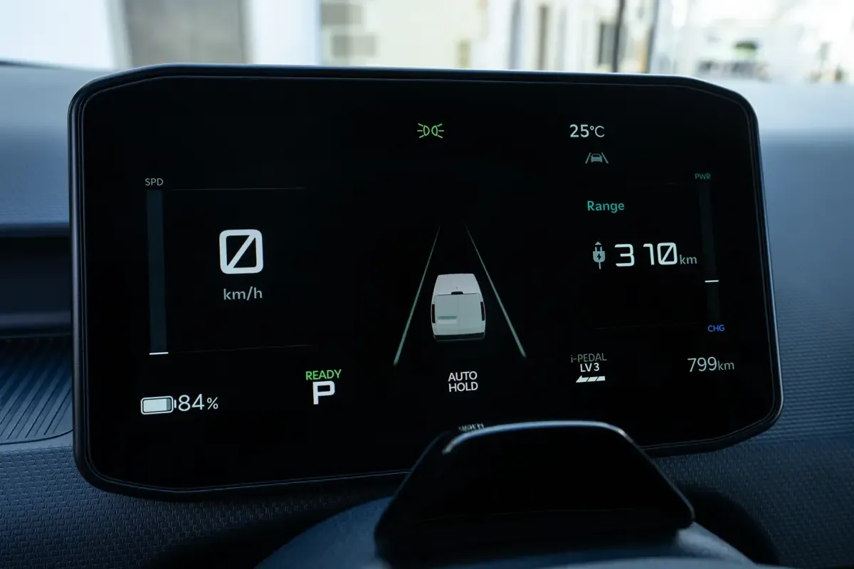 Elettronauti - Kia PV5 Passenger Standard Range - Infotainment - Vista della plancia
