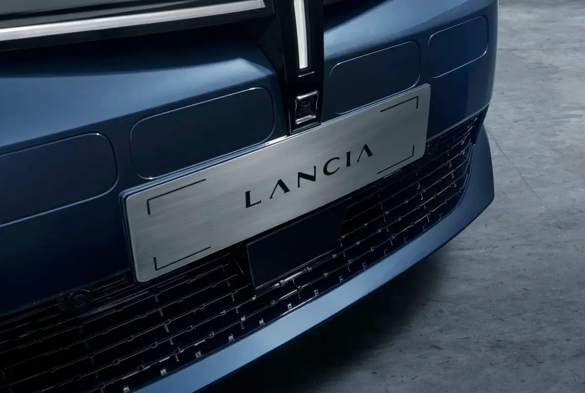Elettronauti - Lancia Ypsilon - Blu - Esterno - Vista anteriore a tre quarti