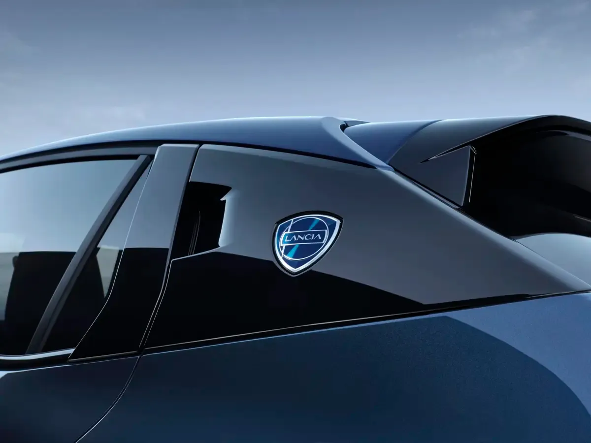Elettronauti - Lancia Ypsilon - Blu - Esterno - Vista posteriore a tre quarti