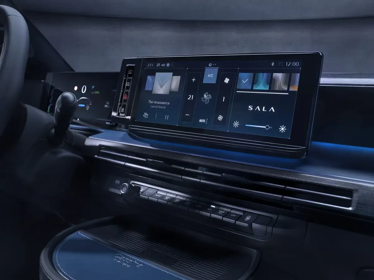 Elettronauti - Lancia Ypsilon - Infotainment - Vista della plancia