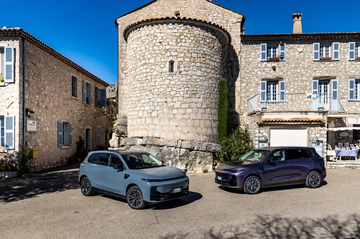 Elettronauti - Leapmotor B10 Standard Range - Grigio - Esterno - Vista anteriore a tre quarti