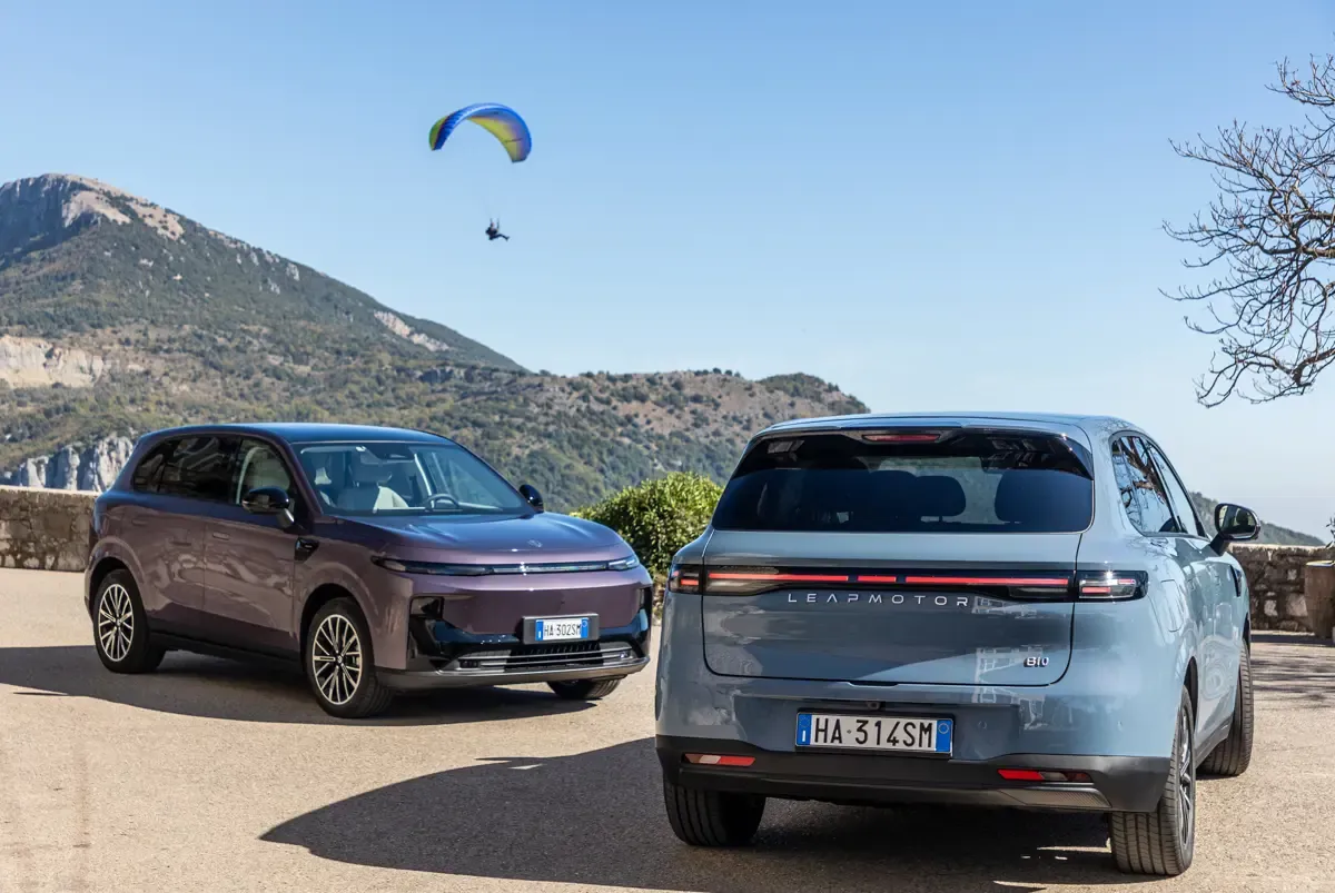 Elettronauti - Leapmotor B10 Standard Range - Grigio - Esterno - Vista anteriore a tre quarti