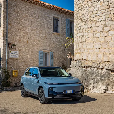 Elettronauti - Leapmotor B10 Standard Range - Grigio - Esterno - Vista anteriore a tre quarti