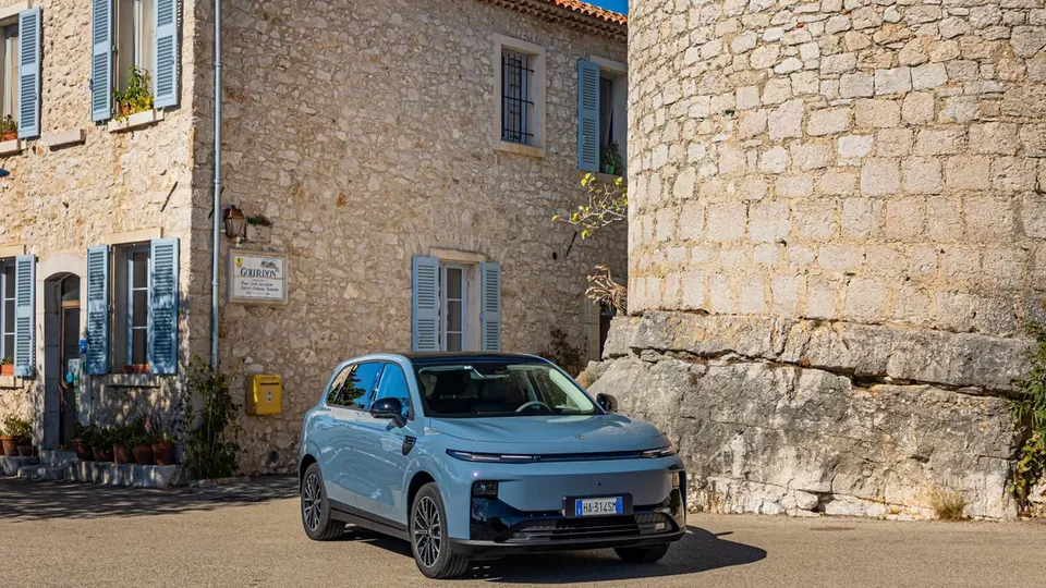 Elettronauti - Leapmotor B10 Standard Range - Grigio - Esterno - Vista anteriore a tre quarti