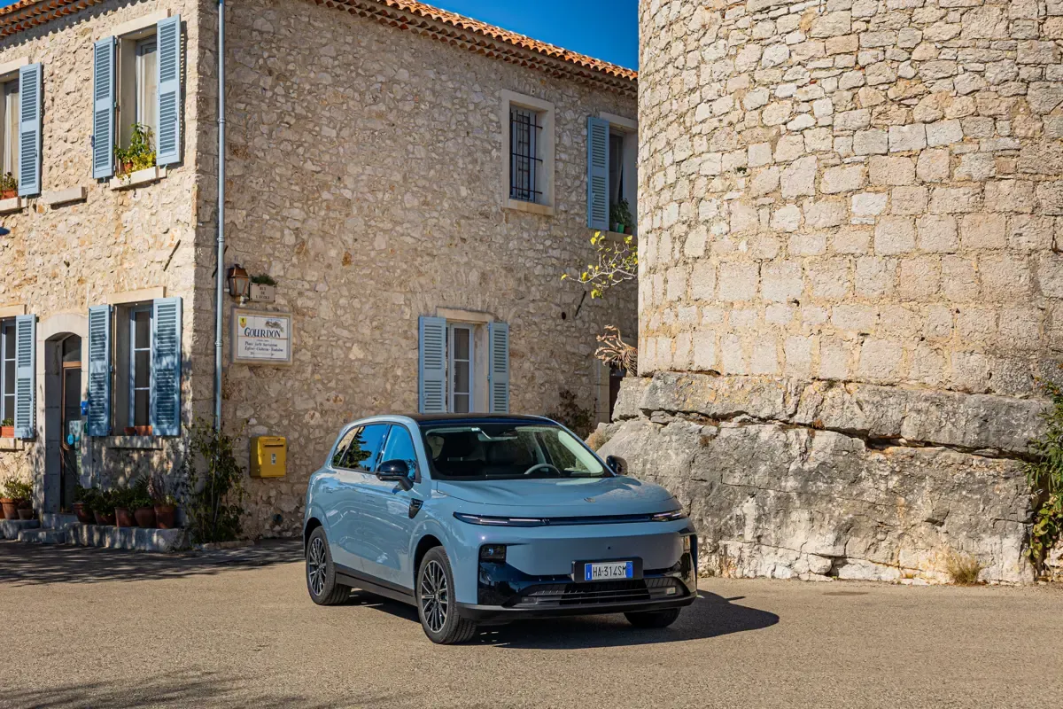 Elettronauti - Leapmotor B10 Standard Range - Grigio - Esterno - Vista anteriore a tre quarti