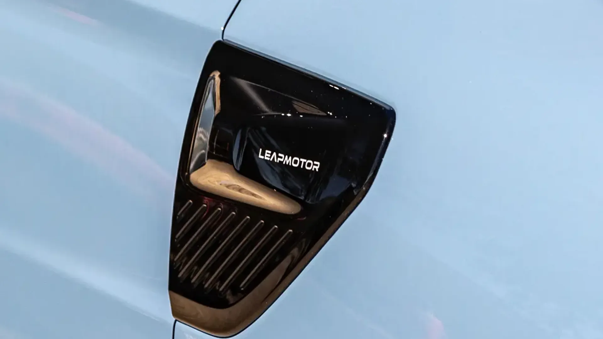 Elettronauti - Leapmotor B10 Standard Range - Grigio - Esterno - Vista anteriore a tre quarti