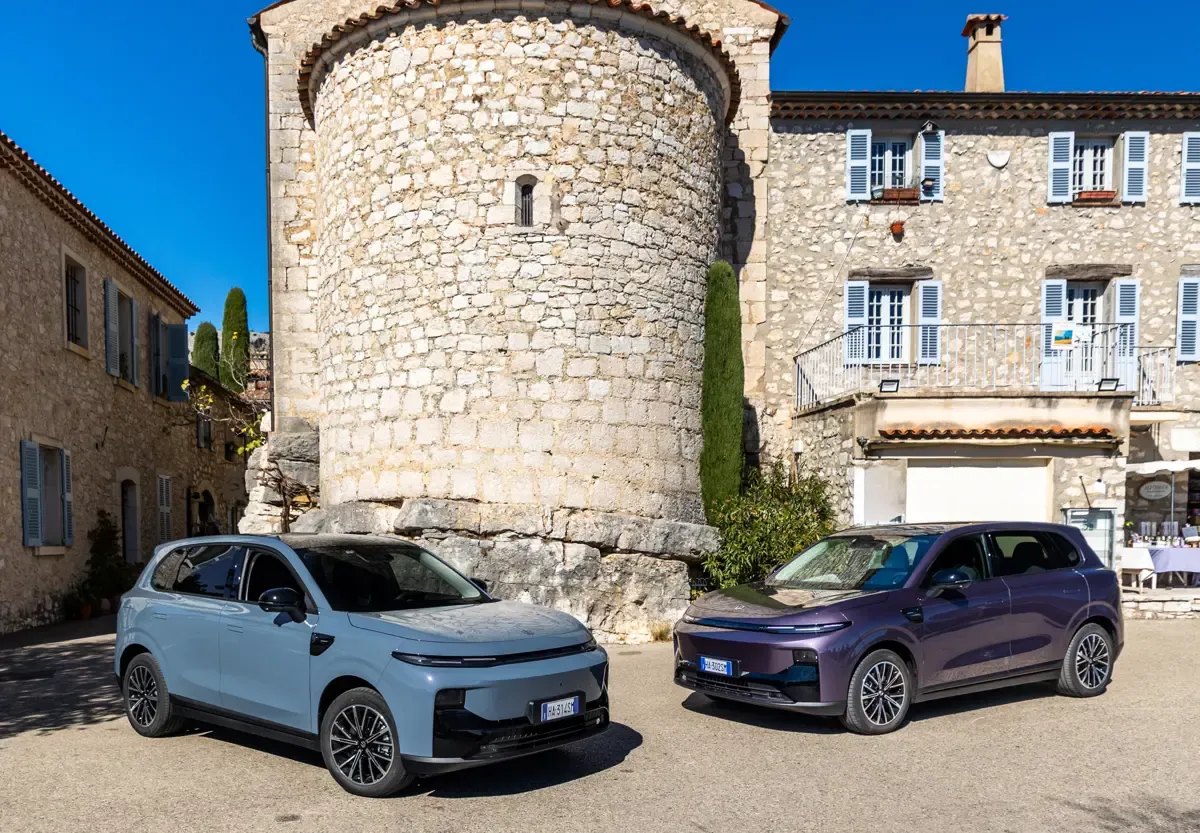 Elettronauti - Leapmotor B10 Standard Range - Grigio - Esterno - Vista anteriore a tre quarti