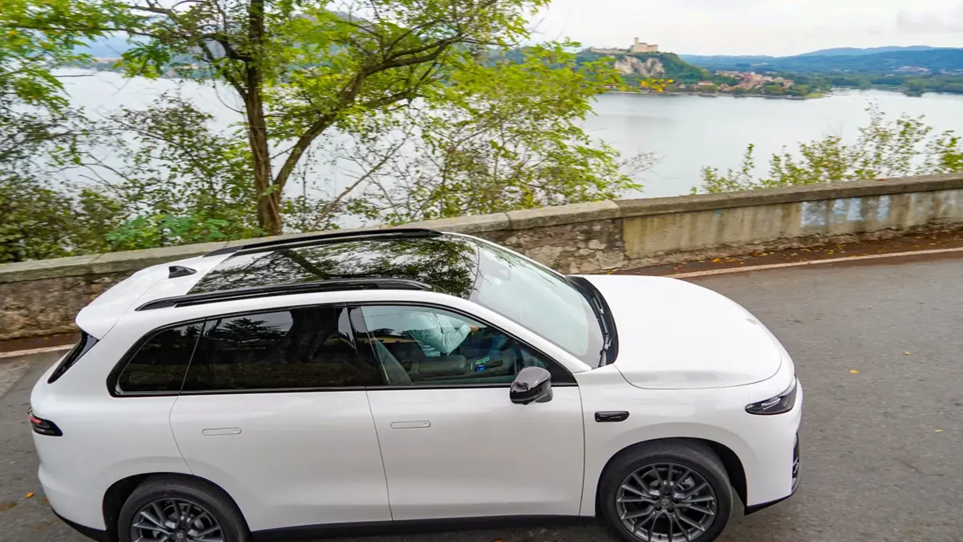 Elettronauti - Leapmotor C10 69kWh RWD - Dark Green - Esterno - Vista anteriore a tre quarti