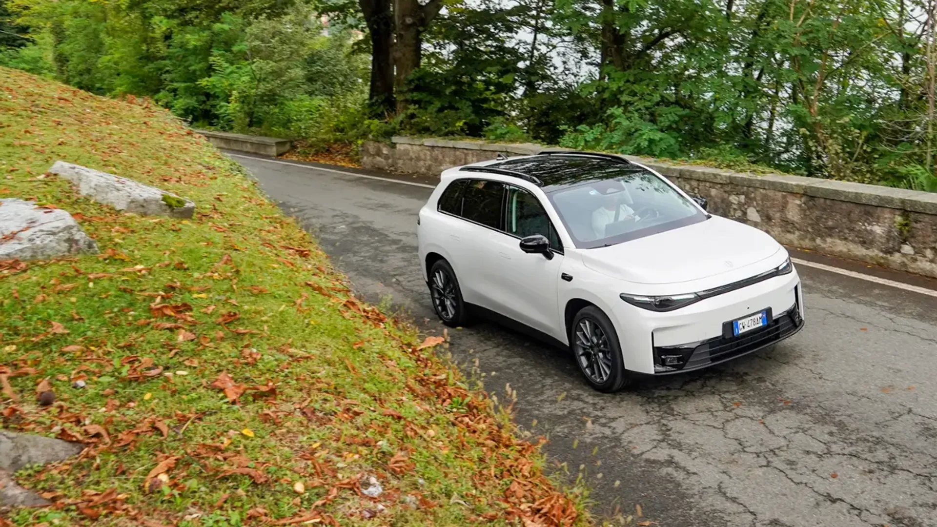 Elettronauti - Leapmotor C10 69kWh RWD - Dark Grey - Esterno - Vista anteriore a tre quarti