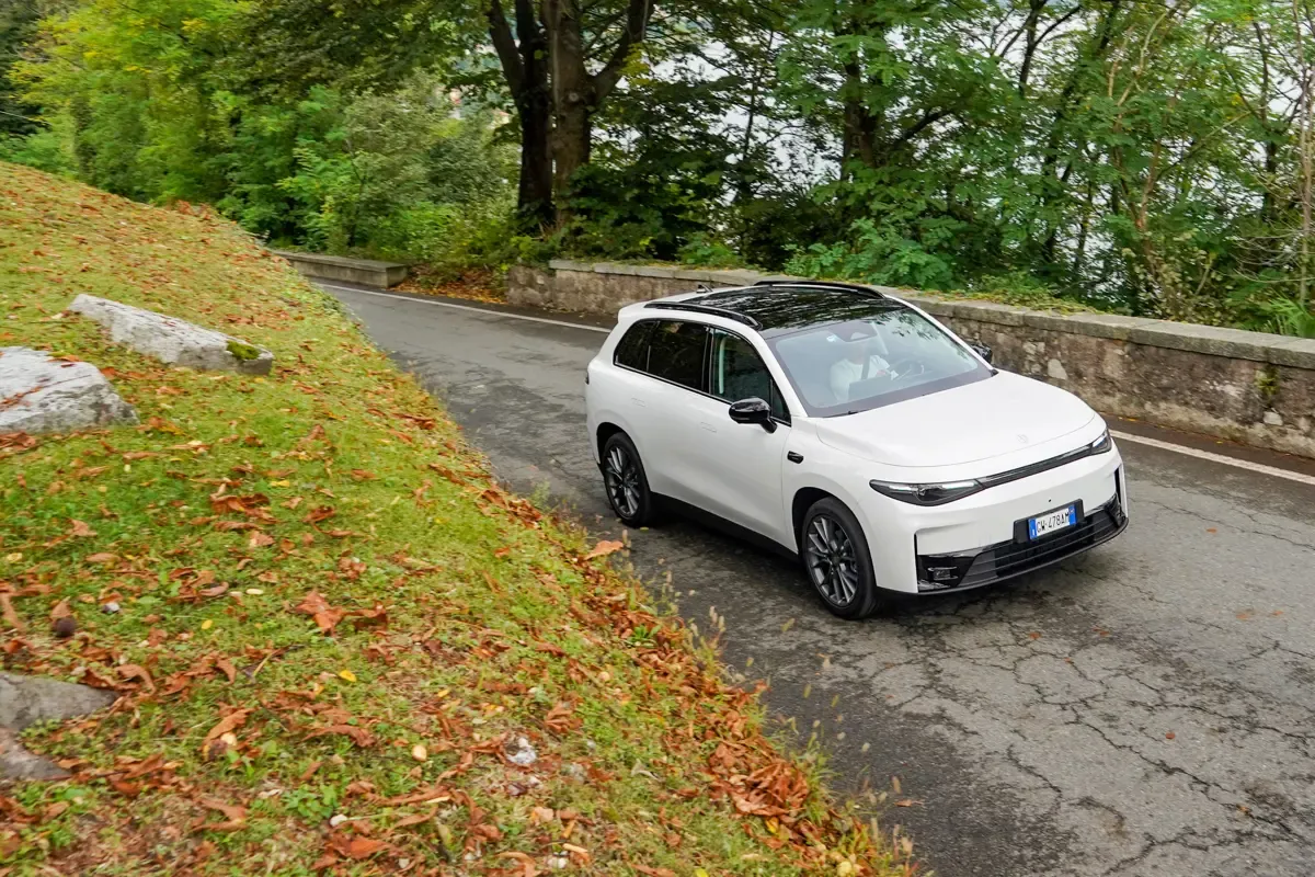 Elettronauti - Leapmotor C10 69kWh RWD - Dark Grey - Esterno - Vista anteriore a tre quarti